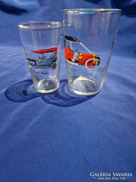 Oldtimer autos glass cup, glasses red blue
