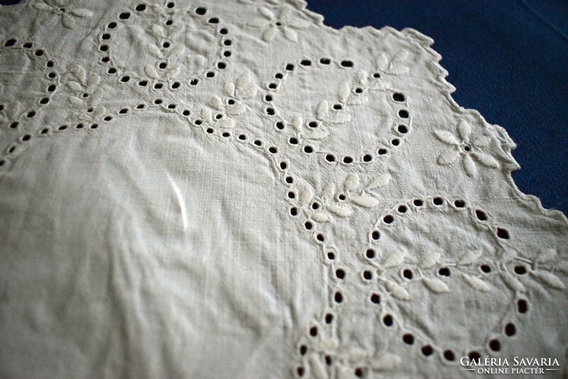 Madeira embroidery needlework linen lace tablecloth 31 cm