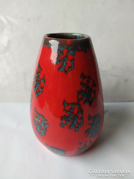Iparművészeti retro váza, piros alapon fekete dekorral, hibátlan, 19 cm