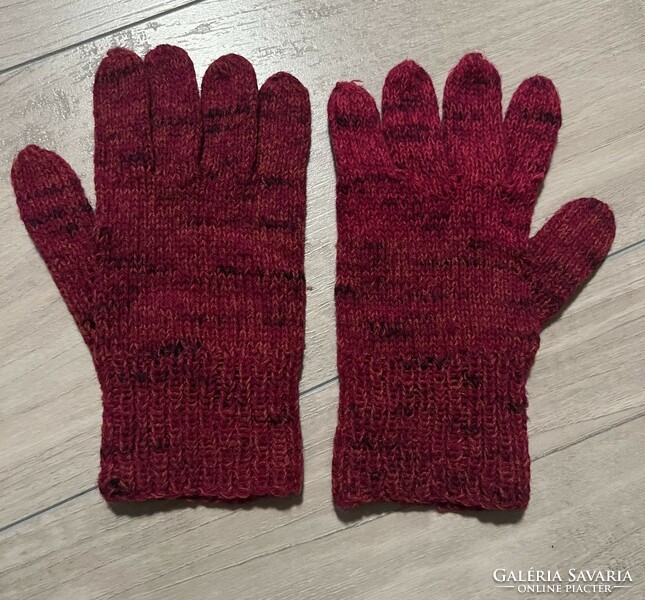 Hand-knitted cyclamen/purple gloves, small-large