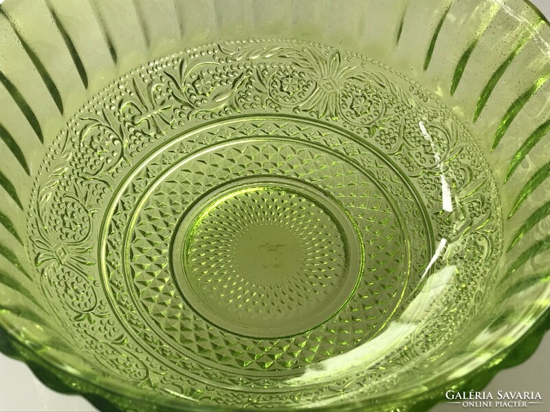 Uránzöld színű üveg tálka, préselt üveg, 17 cm átmèrő