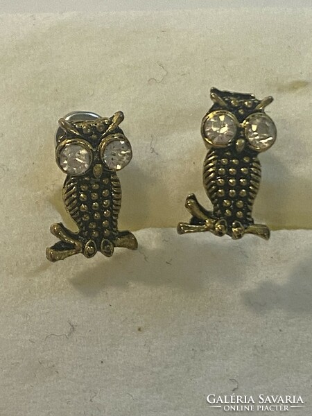 Very decorative women's 12 mm rhinestone earrings with an owl figure in an antique gold color