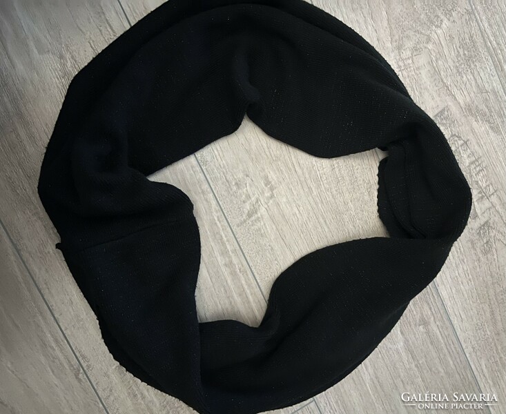 Warm knitted round scarf, black