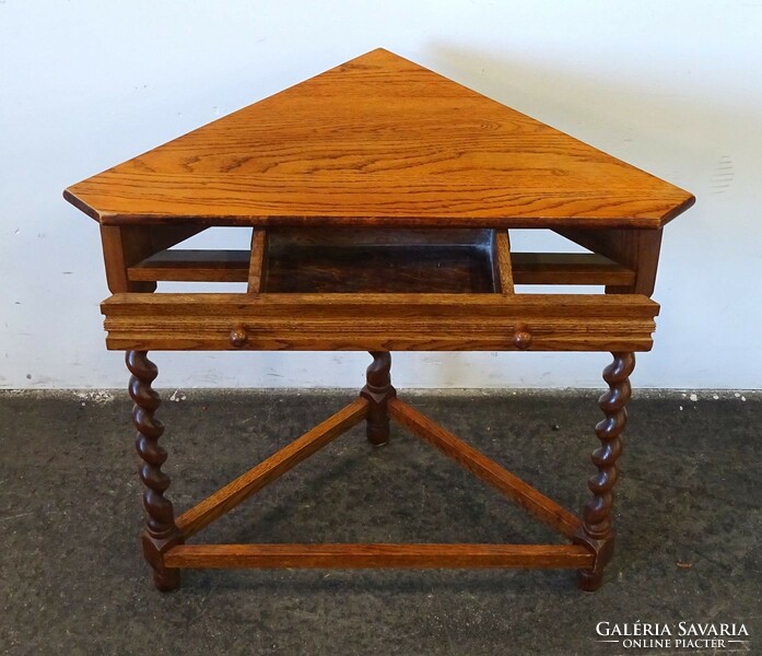 1Q570 colonial-style hall corner table with twisted legs