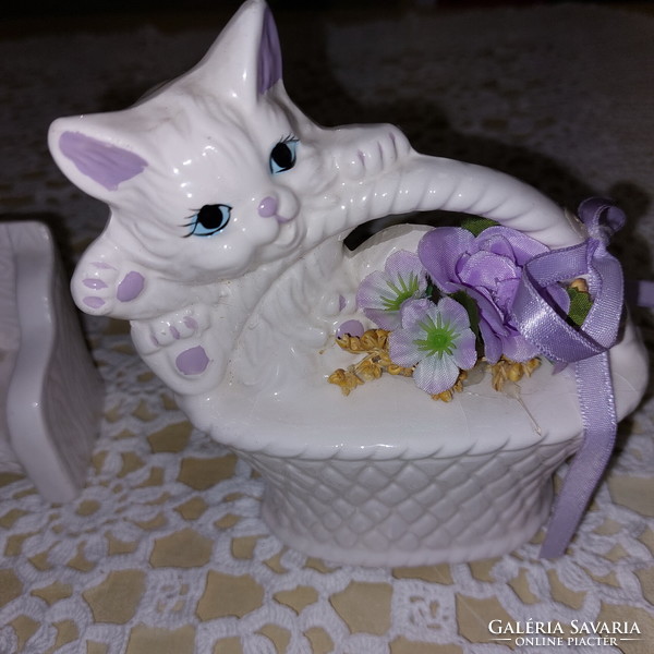 Porcelán cicák, kosárban és padon, nipp