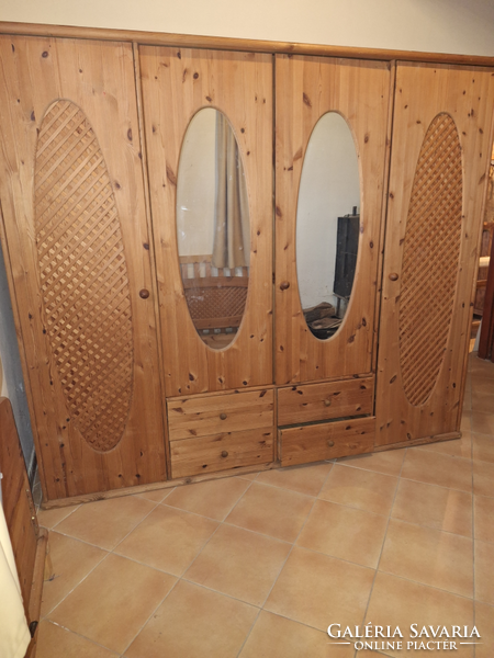 Natúr fenyőfa 4 ajtós (kettő tükrös) hálószoba szekrény és franciaágy