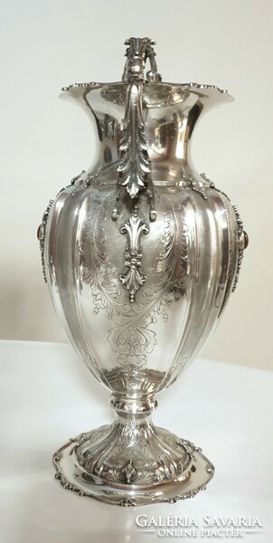 Díszes ezüst váza, karneol kövekkel ékítve