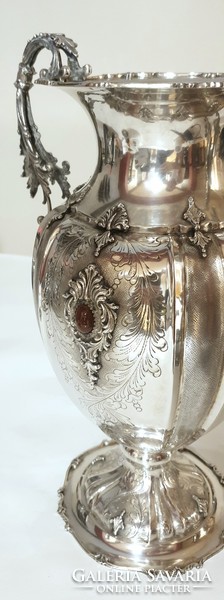 Díszes ezüst váza, karneol kövekkel ékítve