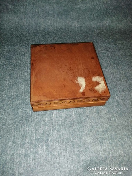 Retro esztergált fa doboz 15*15 cm (A8)