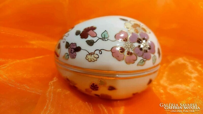 Zsolnay pillangó mintás porcelán,tojás formájú bonbonier.