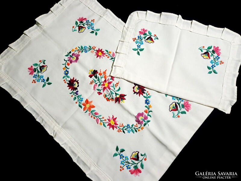 Blanket and pillow cover embroidered with a Kalocsa flower pattern for a stroller