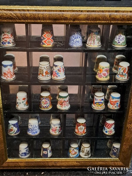 Royal Worcester angol porcelán gyűszű kollekció tükörbetétes fa vitrinben 25 darabos gyűjtemény