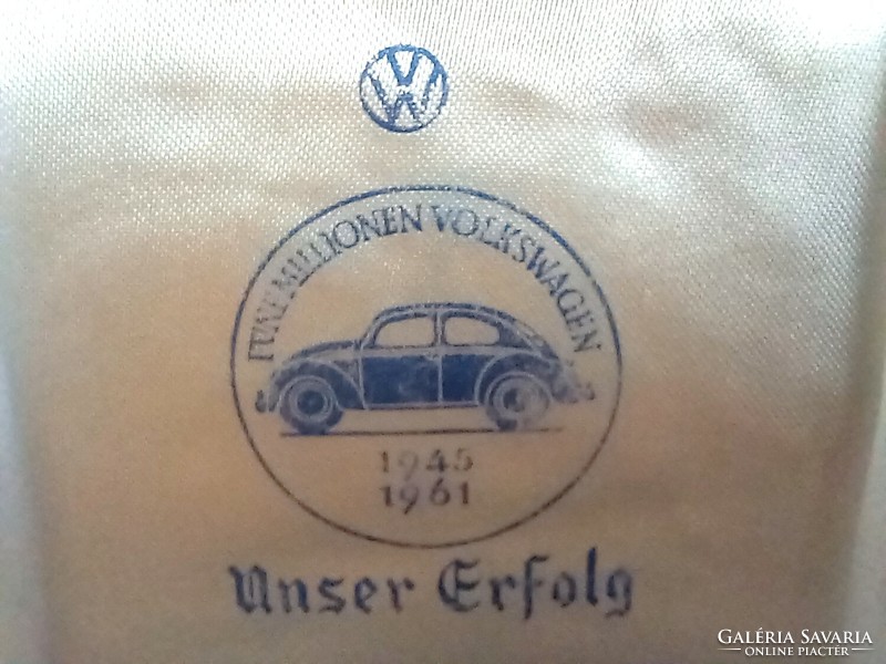 Volkswagen (VW) emlékplakett (1978) és gyöngyházas éremdoboz (1961)