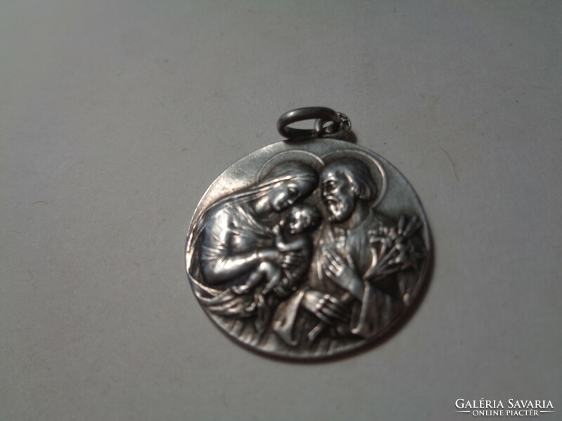 A Szent család medál , 1912 évszámmal  . ezüstből , 25 mm átmérőjű