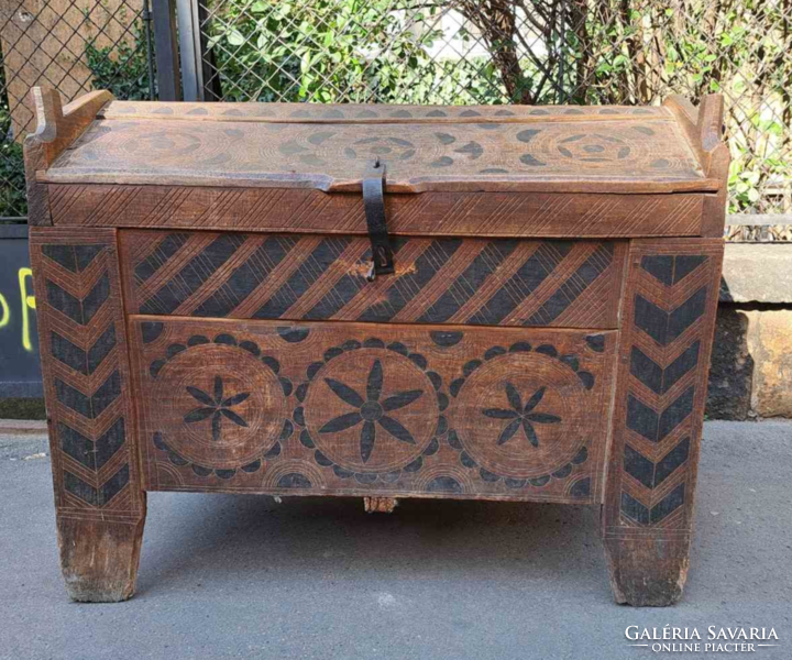 Süszék painted, carved wooden chest