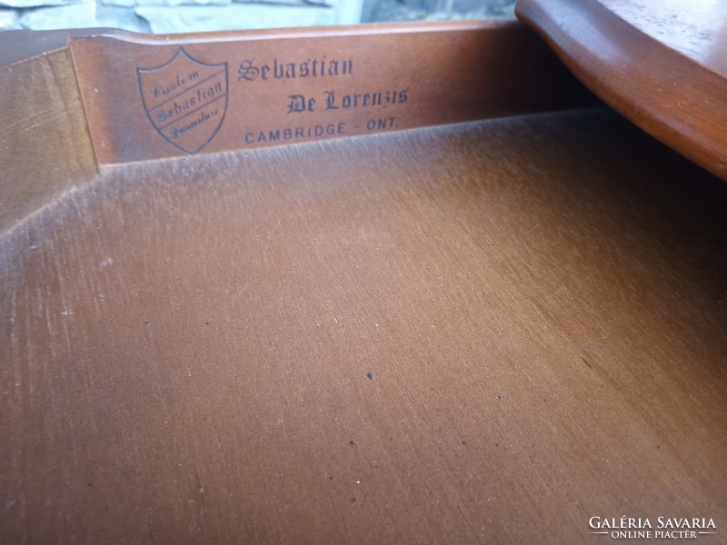 Sebastian De Lorenzis egyed,i vintage juharfa francia ovális asztal.