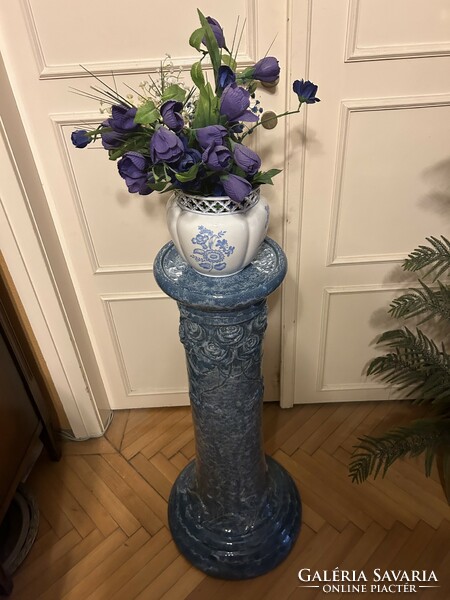 Some porcelain pedestals, flower pots
