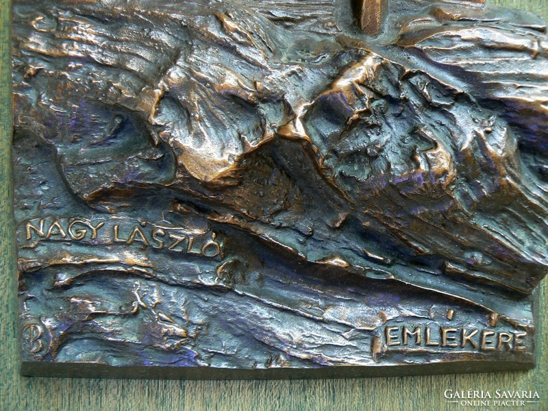 Large, marked cast bronze sculpture, 31x22 cm, (39x28 cm, 4.5 kg.) 