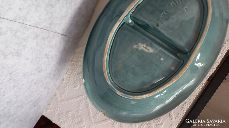 Majolika ovális osztott porcelán kínáló, 35 X 23,5 cm, 786 gr., jelzett