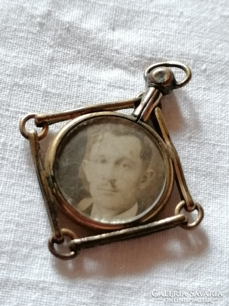 Antique photo pendant from the early 1920s 653.