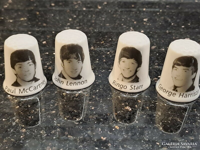 Angol porcelán gyűszű The Beatles dekorral parányi poptörténelem zenei relikvia gyűjtői állapot