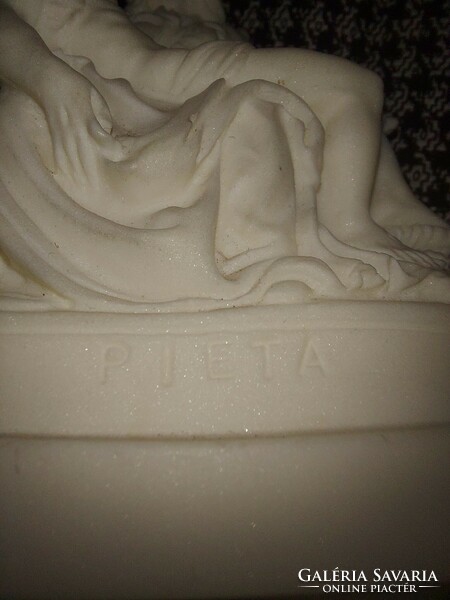 Pieta, 8 cm magas, márvány őrlemény szobor