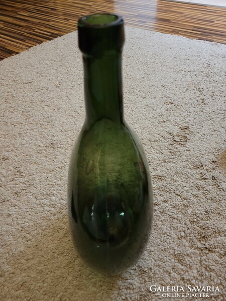 Régi óriási nagy zöld üveg, palack.