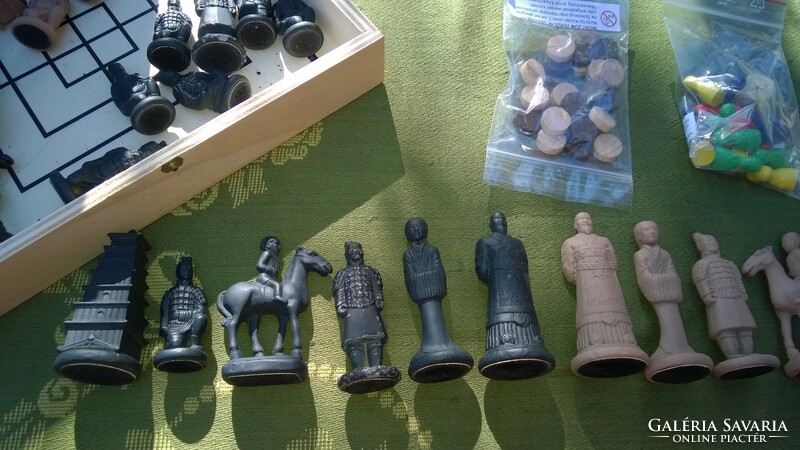 Sakk-Dáma-Malom -kínai agyagkatonák mintájára fém figurák, fadoboz-kompl,sosem használt