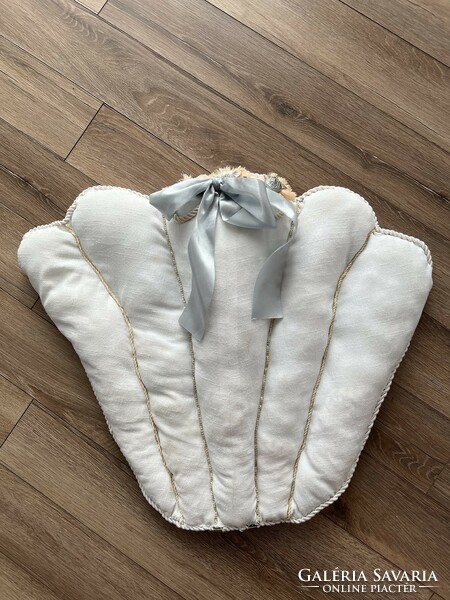 Unique shell-shaped white pillow decorative pillow