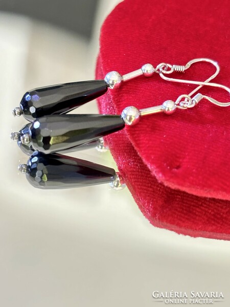 Dreamy silver earrings with a pair of onyx stones