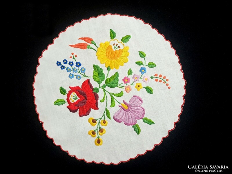 Tablecloth embroidered with Kalocsa flower pattern, 31 cm diameter