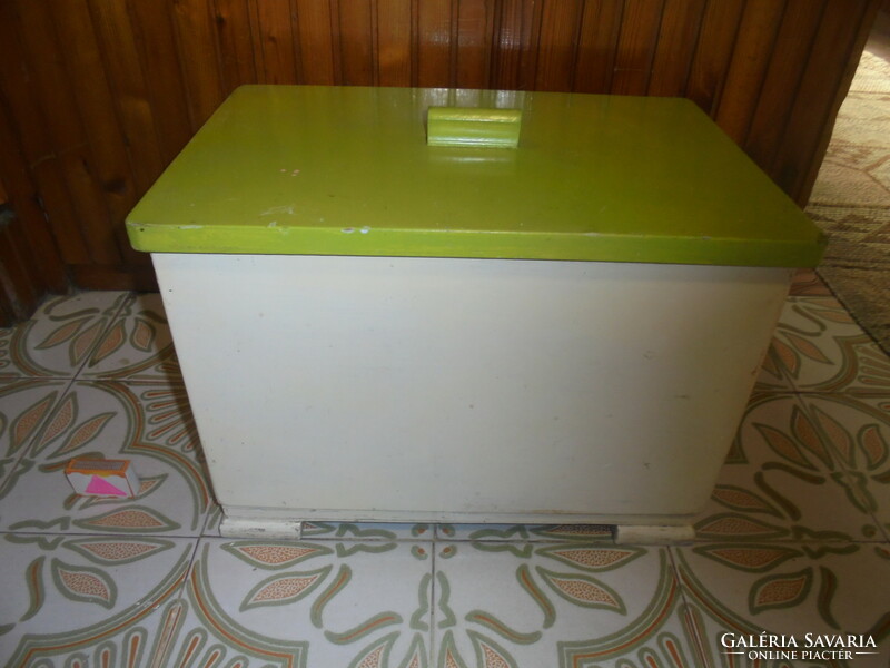Old chest with lid - anno for shoe cleaners