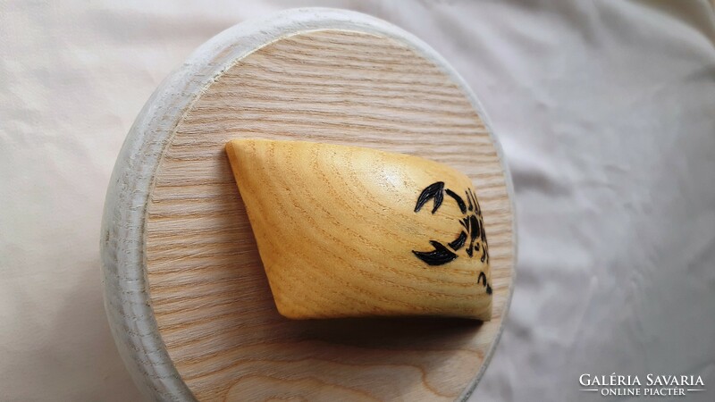 French hair clip decorated with a scorpion pattern, made of maple wood