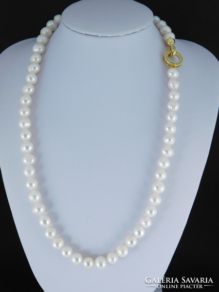 Pearl necklace with 18k gold-plated stone clasp.