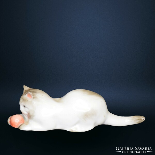 Zsolnay porcelán cica labdával