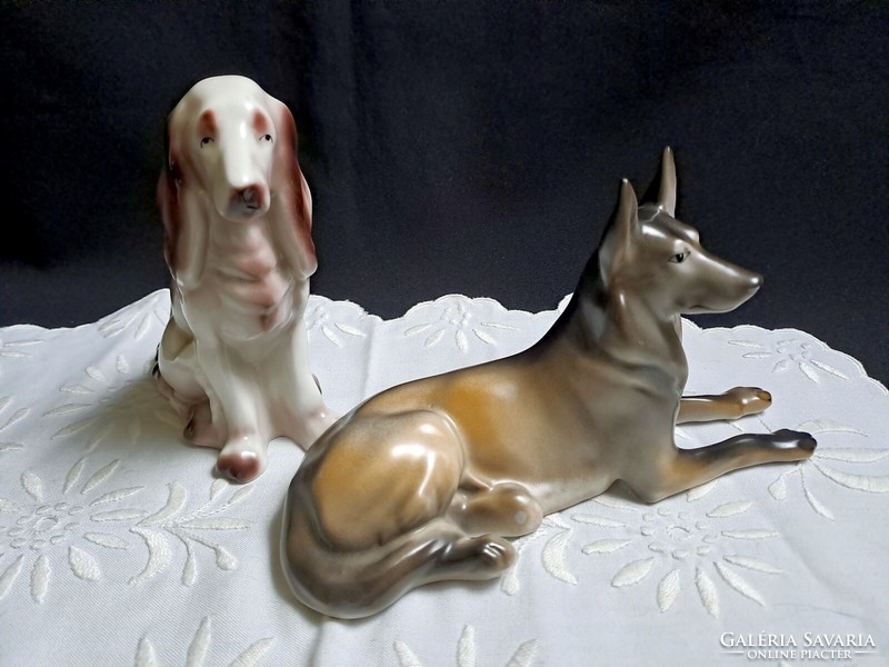 2 porcelain dogs: hóllóházi sitting and drasche lying down