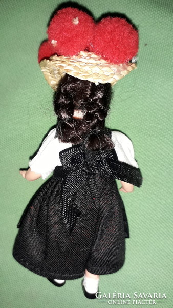 Antik gumi SABA -NÉMET FOLKLÓR NÉPVISELETES apró  baba fekete erdei népviselet  10cm a képek szerint