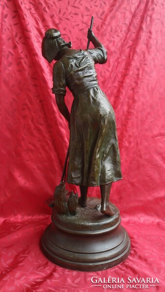 E. J. Nestor Carlier(1849-1927): Leány gereblyével. Nagyméretű antik szobor, ritka, jelzett!