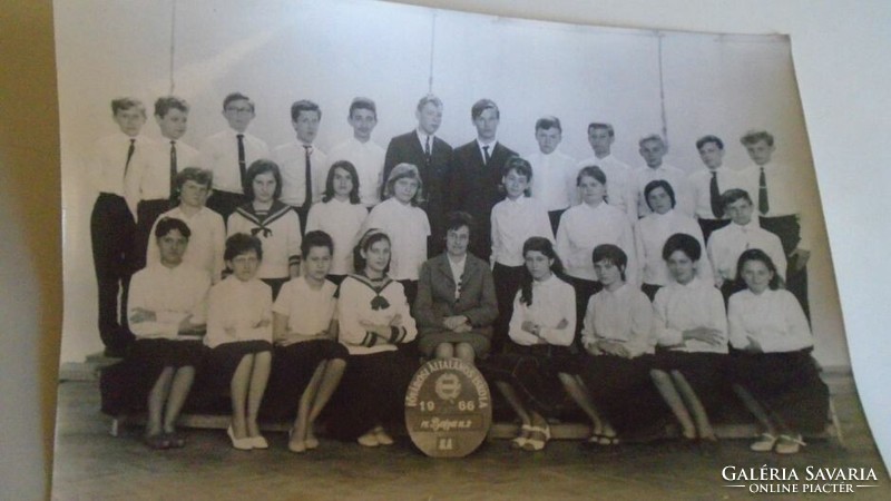 ZA488.2 - Újpesti Bajza József Általános Iskola  IV.ker.  Budapest, Bajza u. 2 Osztálykép 8A -1966