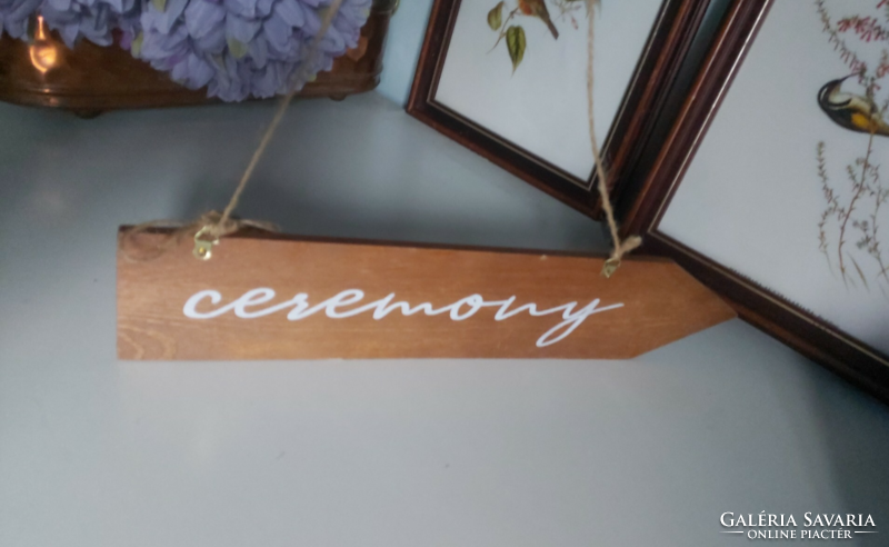 Festett fa "Ceremony" (ceremónia, szertartás) feliratos iránymutató tábla, 36 cm hosszú