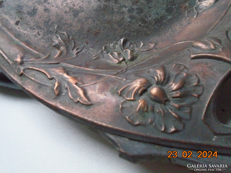 Szecessziós bronzírozott kézzel készült fém falidísz morzsatálca repoussé virág motívummal díszítve