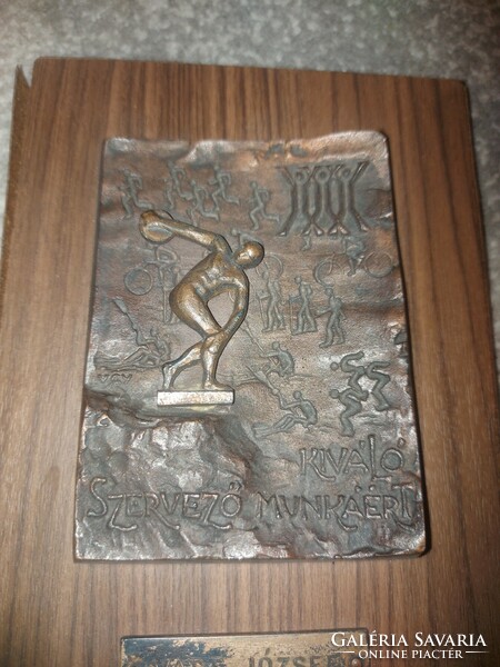 Bronz emlékplakett, jelzés nélkül, 9x12 cm/14x21 cm, 854 gr