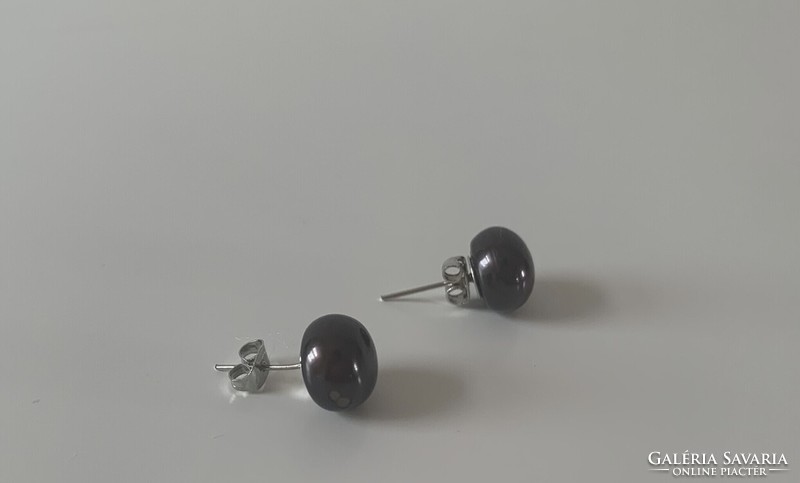 A beautiful pair of pearl earrings with a purple sheen