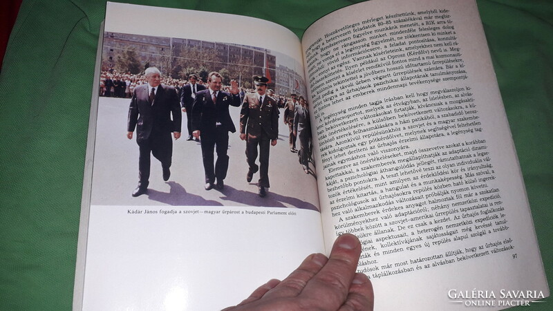 1986. Valery Kubasov - the touch of the cosmos Soviet - Hungarian spaceflight book according to the pictures Kossuth