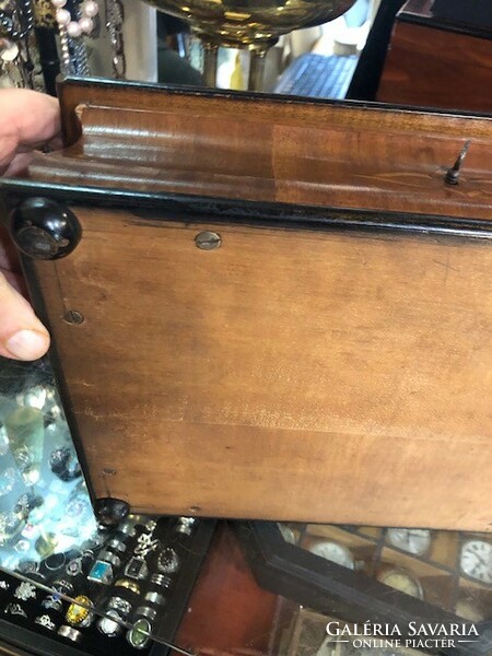 Jugendstil intarziás fa doboz, 34 x 25 cm-es nagyságú, kulcsával.