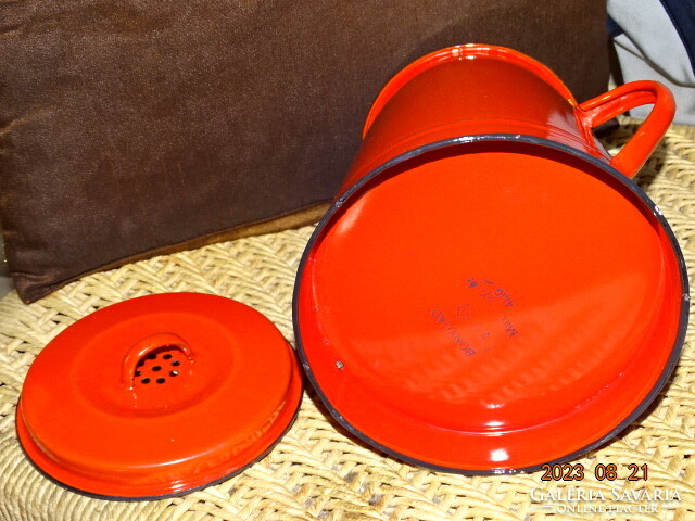 Village peasant nostalgia decoration on a red enamel box in mint condition