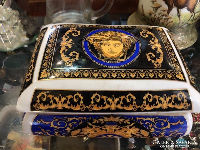 Versace porcelain bonbonier, size 15 x 20 cm.