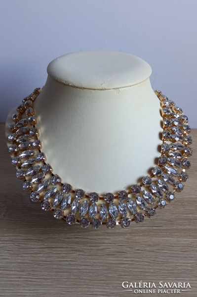 White rhinestone stone necklace, neck blue