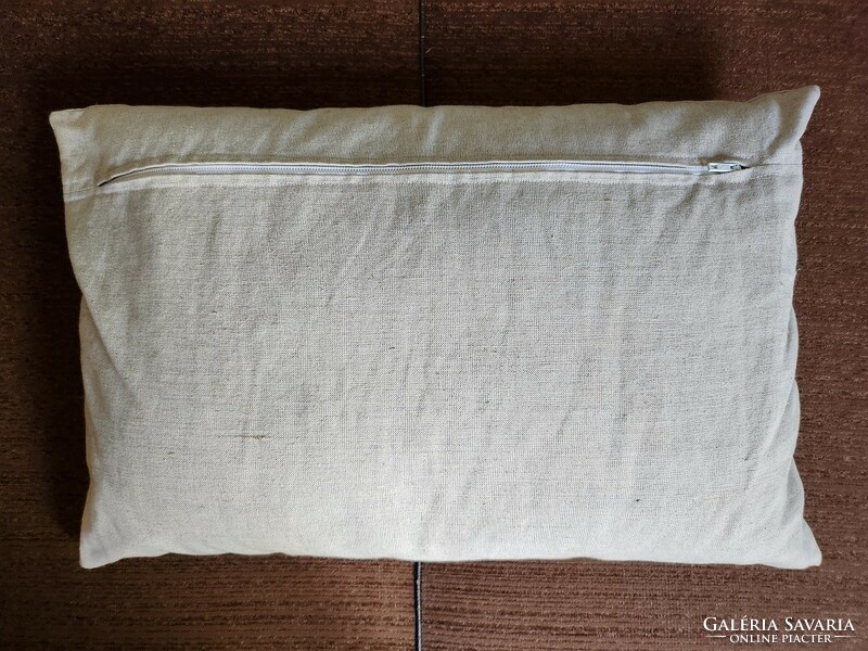 Pillow with triple long Kalocsa stitching