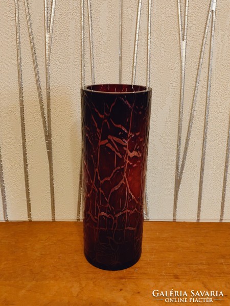 Crystal vase with a ruby-colored glass coating with a cracked effect.